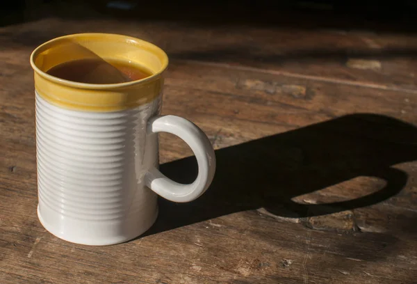 Ahşap tahta yüzeyinde Seramik çay kupa kapatmak