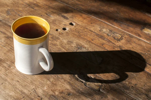 Ahşap tahta yüzeyinde Seramik çay kupa kapatmak