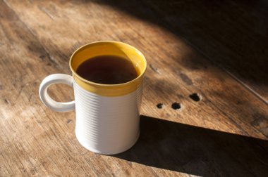 Ahşap tahta yüzeyinde Seramik çay kupa kapatmak