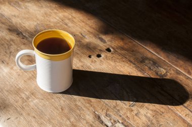 Ahşap tahta yüzeyinde Seramik çay kupa kapatmak