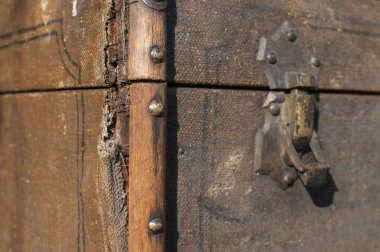 Eski yıpranmış retro vintage grunge bavul kolu ve metal mandal kilidi closeup