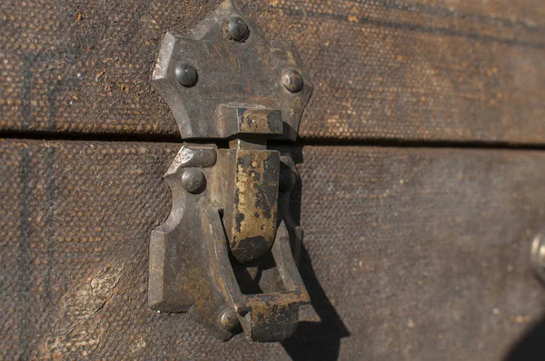 旧风化复古复古的格子手提箱手柄和金属闩锁锁特写 — 图库照片