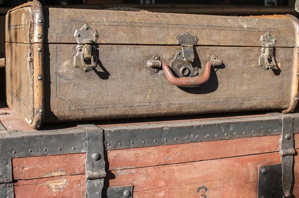 旧风化复古复古的格子手提箱手柄和金属闩锁锁特写 — 图库照片