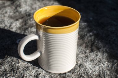 Taş yüzeycloseup seramik çay bardağı closeup