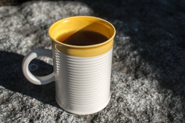 Taş yüzeycloseup seramik çay bardağı closeup