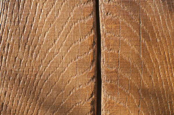 磨かれた表面および亀裂のクローズアップが付いているオークの木製のビーム — ストック写真