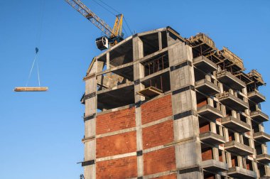 Güneşli bir günde yapım aşamasında konut çağdaş bina