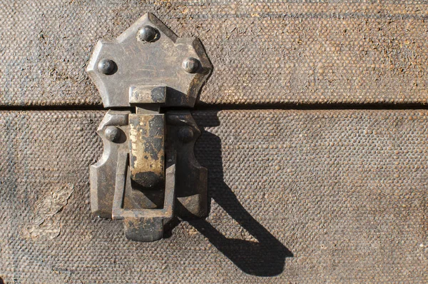 旧风化复古复古的格子手提箱金属闩锁锁特写 — 图库照片