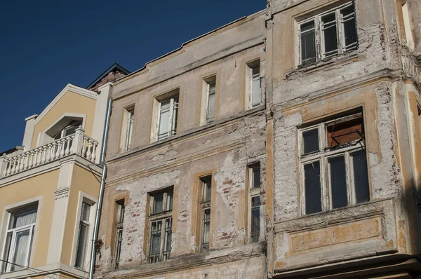 Old Retro Bangunan Lapuk Diabaikan Fasad Closeup Hari Yang Cerah — Stok Foto