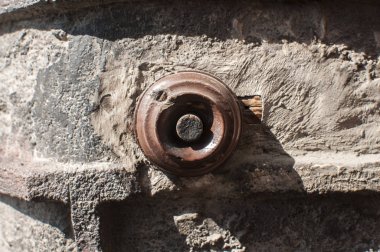 Grunge ev cephesinde eski vintage retro yıpranmış elektrikli kapı zili