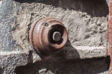 Grunge ev cephesinde eski vintage retro yıpranmış elektrikli kapı zili