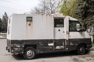 Zırhlı banka aracı. Yan camı kırık. Yakın plan.