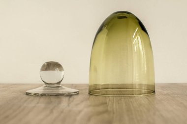 Kırık cam parçaları beyaz duvar arka planında yakın plan