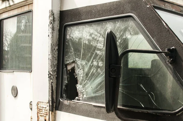 装甲银行卡车特写的破碎侧杯 — 图库照片