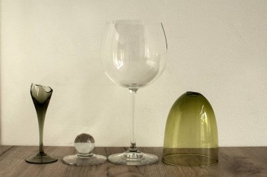 Kırık cam parçaları beyaz duvar arka planında yakın plan