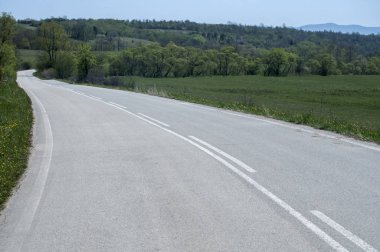 Yaz sonlarında asfalt köy yolunda