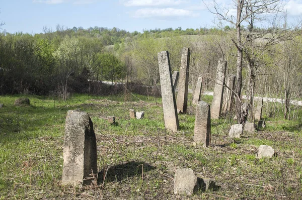 田舎の古い放棄されたイスラム教徒の墓地の墓石のシーン — ストック写真
