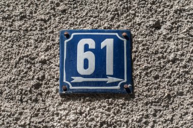 Yıpranmış Grunge Square metal plakalı sokak adresi numarası 61 yakın plan.