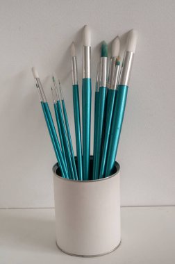 Beyaz arka planda yuvarlak uçlu boya fırçaları.