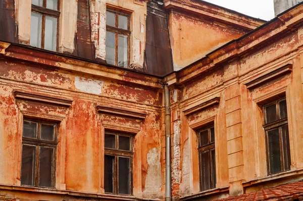 Παλιά Vintage Dacayed Παραμελημένη Πρόσοψη Κτιρίου Closeup Συννεφιασμένη Ημέρα — Φωτογραφία Αρχείου
