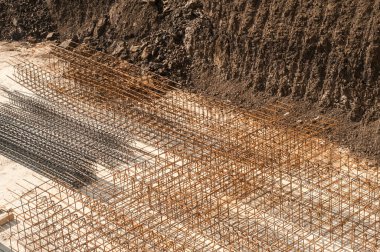 Güneşli bir günde büyük bir binanın inşası için kazı çalışması