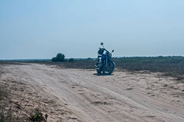 Motocicleta Parou Estrada Arenosa Deserta Dia Ensolarado Verão — Fotografia de Stock