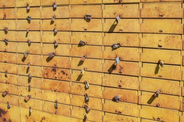 Metal intage grunge paneli asma kilit posta kutularına kilitlendi