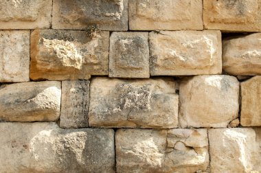 Büyük kumtaşı antik, kuru duvar. Taş arka plan gibi kapanıyor.