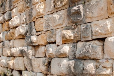 Büyük kumtaşı antik, kuru duvar. Taş arka plan gibi kapanıyor.
