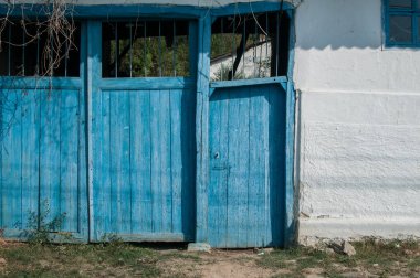 Eski ahşap grunge mavi kırsal ev kapısı güneşli bir günde kapanır