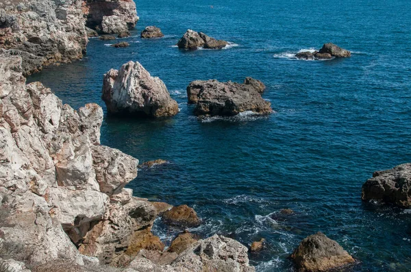 Летний Морской Пейзаж Голубыми Водами Прибрежными Скалами — стоковое фото