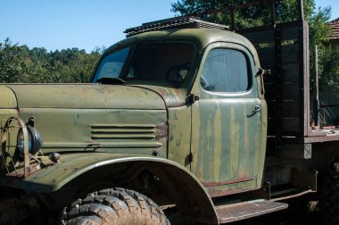 Paslı, eski, Sovyet yapımı, ağır, büyük bir kamyonet.