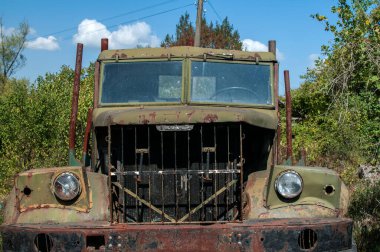 Paslı, eski, Sovyet yapımı, ağır, büyük bir kamyonet.