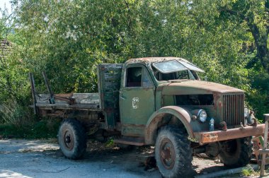 Paslı, eski, Sovyet yapımı, ağır, büyük bir kamyonet.