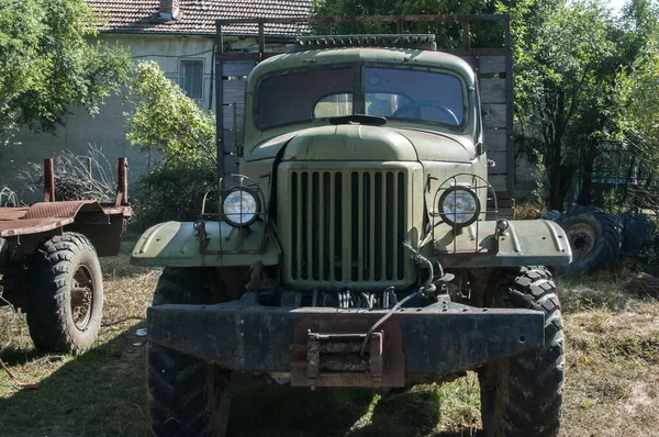 Stary Zardzewiały Sowiecki Vintage Ciężki Duży Samochód Zbliżenie — Zdjęcie stockowe