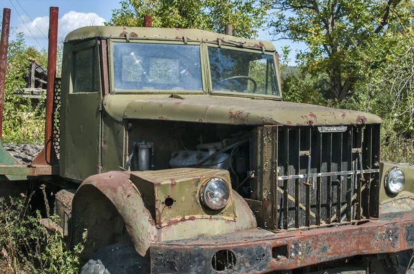 老旧生锈的苏联式重型卡车特写镜头 — 图库照片