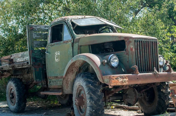 Stary Zardzewiały Sowiecki Vintage Ciężki Duży Samochód Zbliżenie — Zdjęcie stockowe