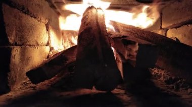 Şöminenin içinde yanan odun, yakın plan.