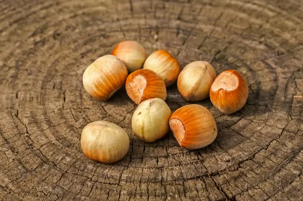 Rijp Rauwe Hazelnoten Close Houten Gesneden Oppervlakte Achtergrond — Stockfoto