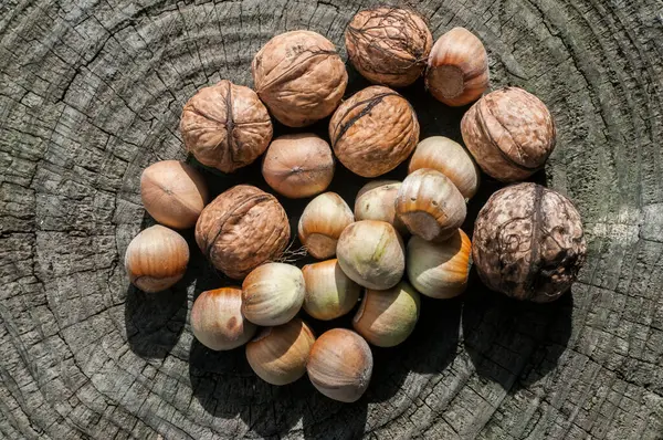 Zralé Syrové Lískové Ořechy Vlašské Ořechy Detailní Dřevěném Řezu Povrchu — Stock fotografie