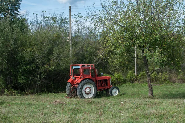 Vintage Ciągnik Zbliżenie Wiejskiej Łące Gospodarstwa Słoneczny Dzień — Zdjęcie stockowe