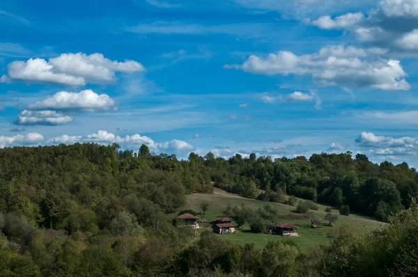 Countryside Berg Landskap Solig Dag Med Molnigt Blå Himmel Som — Stockfoto