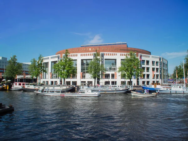 Amsterdã Holanda Julho 2015 Teatro Nacional Ópera Balé Barcos Excursão Fotografia De Stock