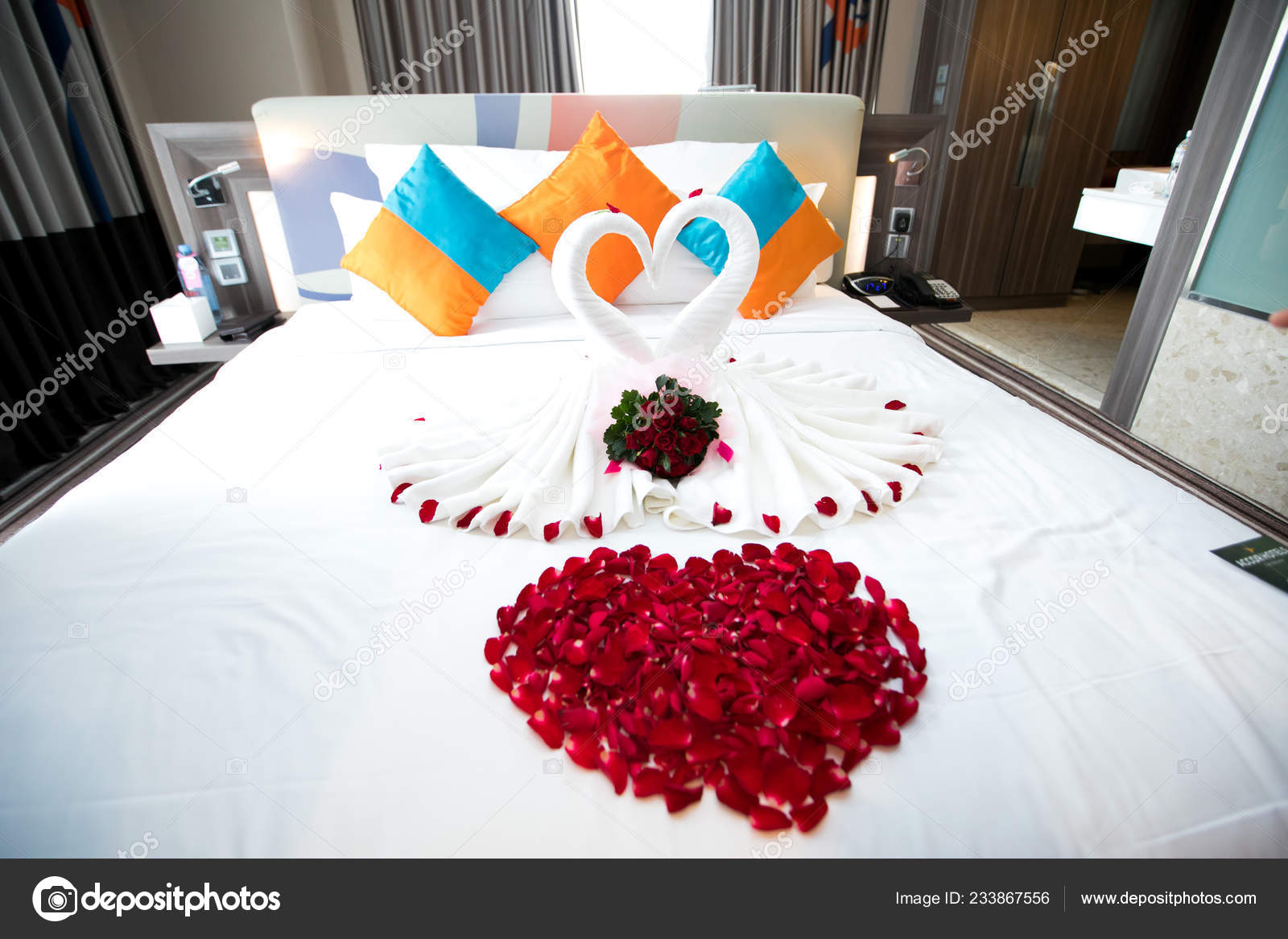 Towel Folding White Bed Decoration Look Heart Swan Red