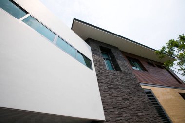 Siyah taş duvar ve yeni modern ev içinde pencere eşiği