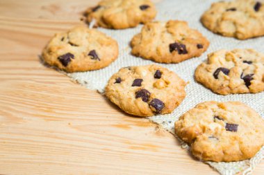 Lezzetli Chocolate Chip Cookies Macadamia integrifolia bir tepsi kurabiye ile 
