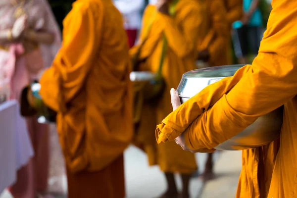 Дає Людям Їжу Пропозицій Буддійським Ченцем — стокове фото