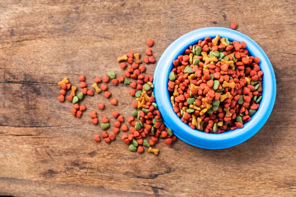 Tigela Plástico Cheio Com Comida Cão Seco Fundo Madeira Top — Fotografia de Stock