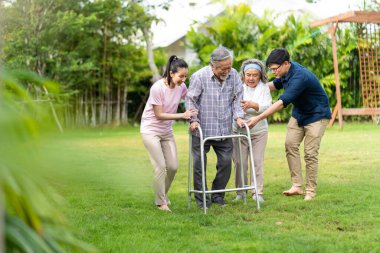 Bir aile babamın yürümesine yardım etmeye çalışıyor çünkü babam evdeki çimlerde felç olmuş. Felç ve yürüyen koltuk değneği kavramı.