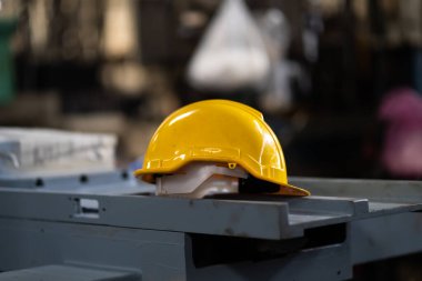 Kirli inşaat kaskı. Heavy Industry İmalat Tesisinde sert başlık.